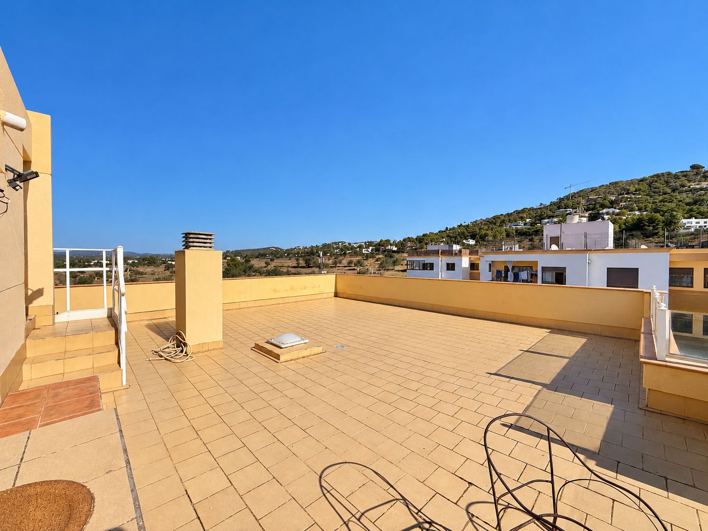 Exclusivo apartamento en Jesús – terraza privada en la azotea con vistas panorámicas a Ibiza ciudad y al mar