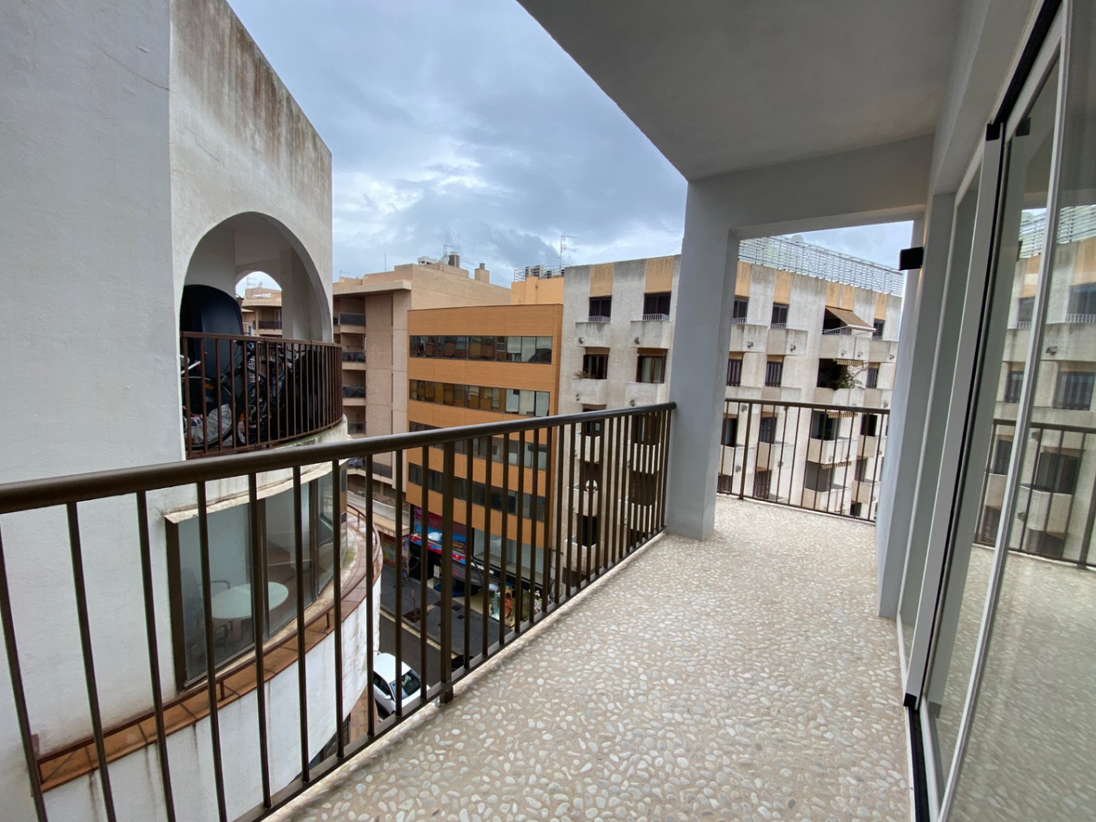 Ruim appartement onlangs gerenoveerd op het centrale plein (Vara de Rey)