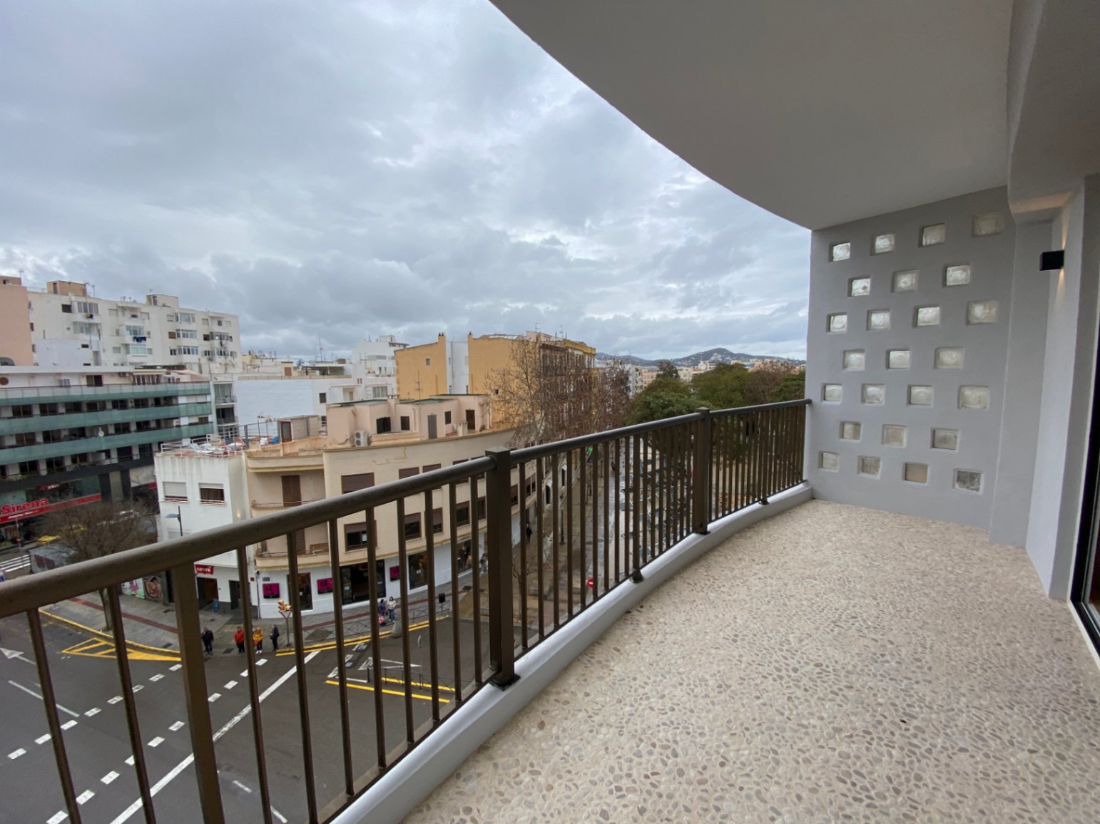 Ruim appartement onlangs gerenoveerd op het centrale plein (Vara de Rey)