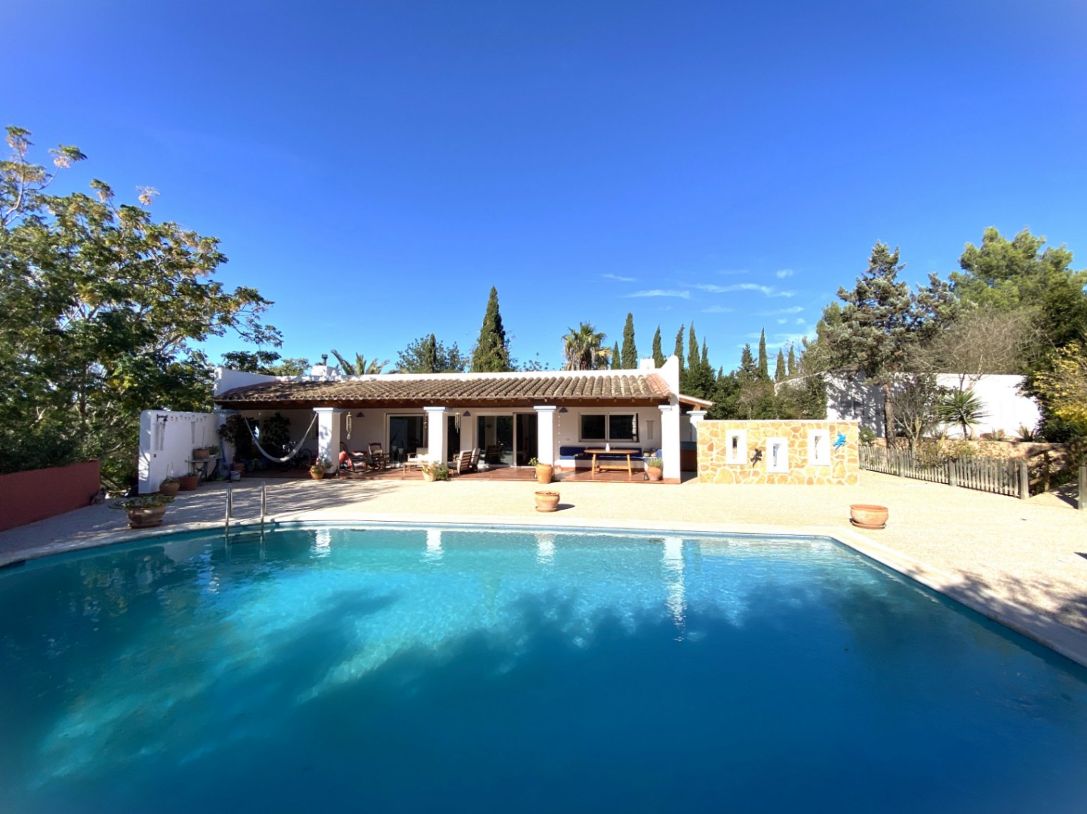 Landhuis op een zeer rustige en privélocatie, tussen Ibiza en Santa Eulalia