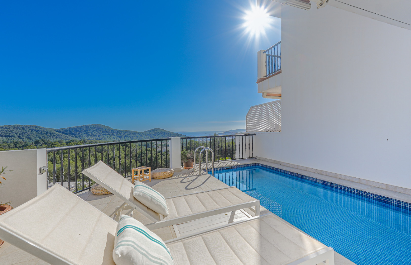 Beautiful penthouse with private pool and sea views in Can Furnet