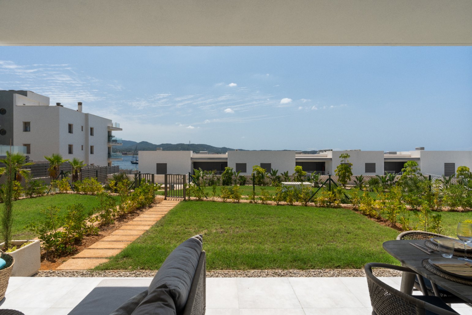 Luxury apartment in prestigious beachfront complex