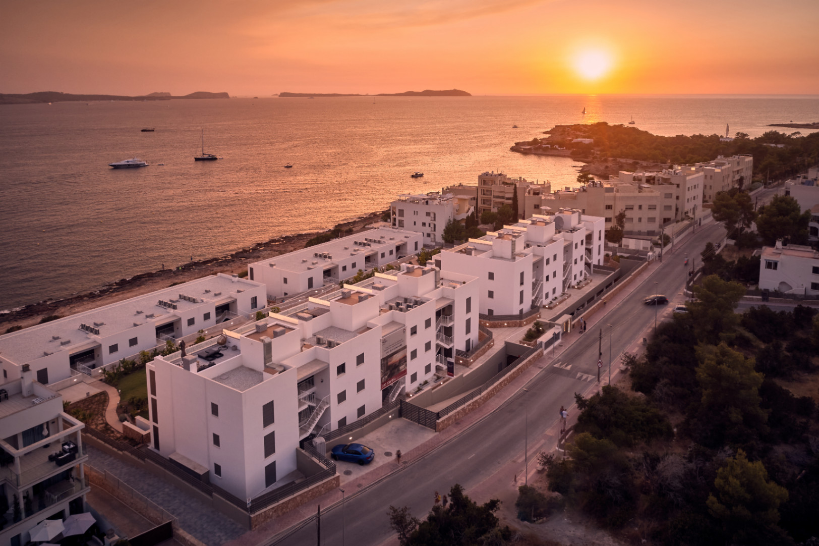 Luxury apartment in prestigious beachfront complex