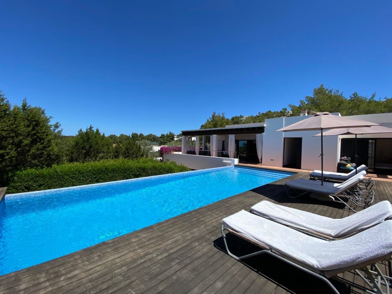 Villa in de buurt van de beroemde Cala Salada met een fantastisch uitzicht