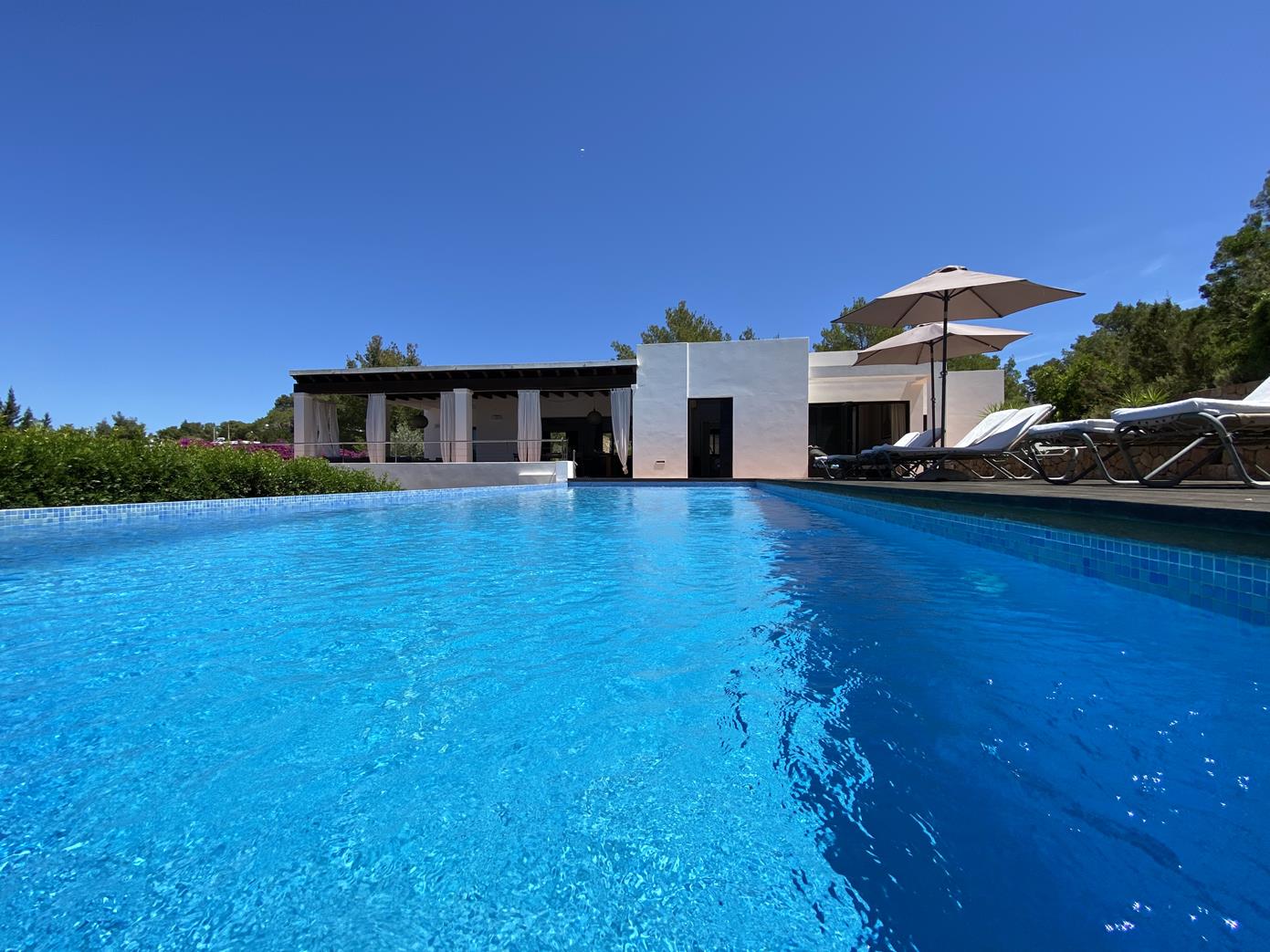 Villa in de buurt van de beroemde Cala Salada met een fantastisch uitzicht