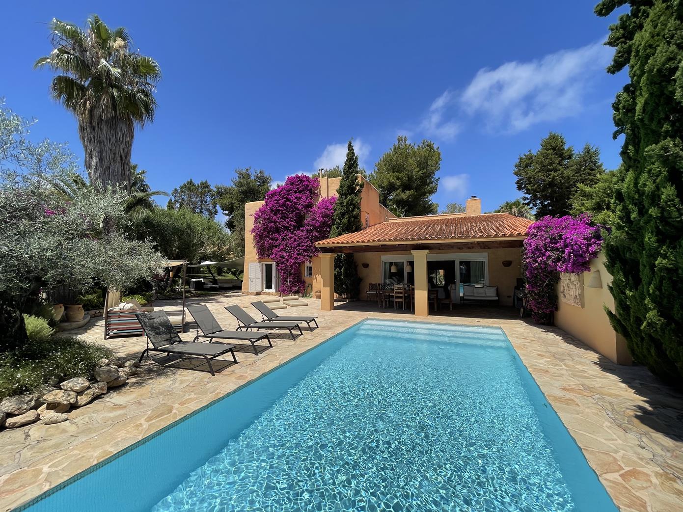 Spacious and beautiful Villa with lots of garden