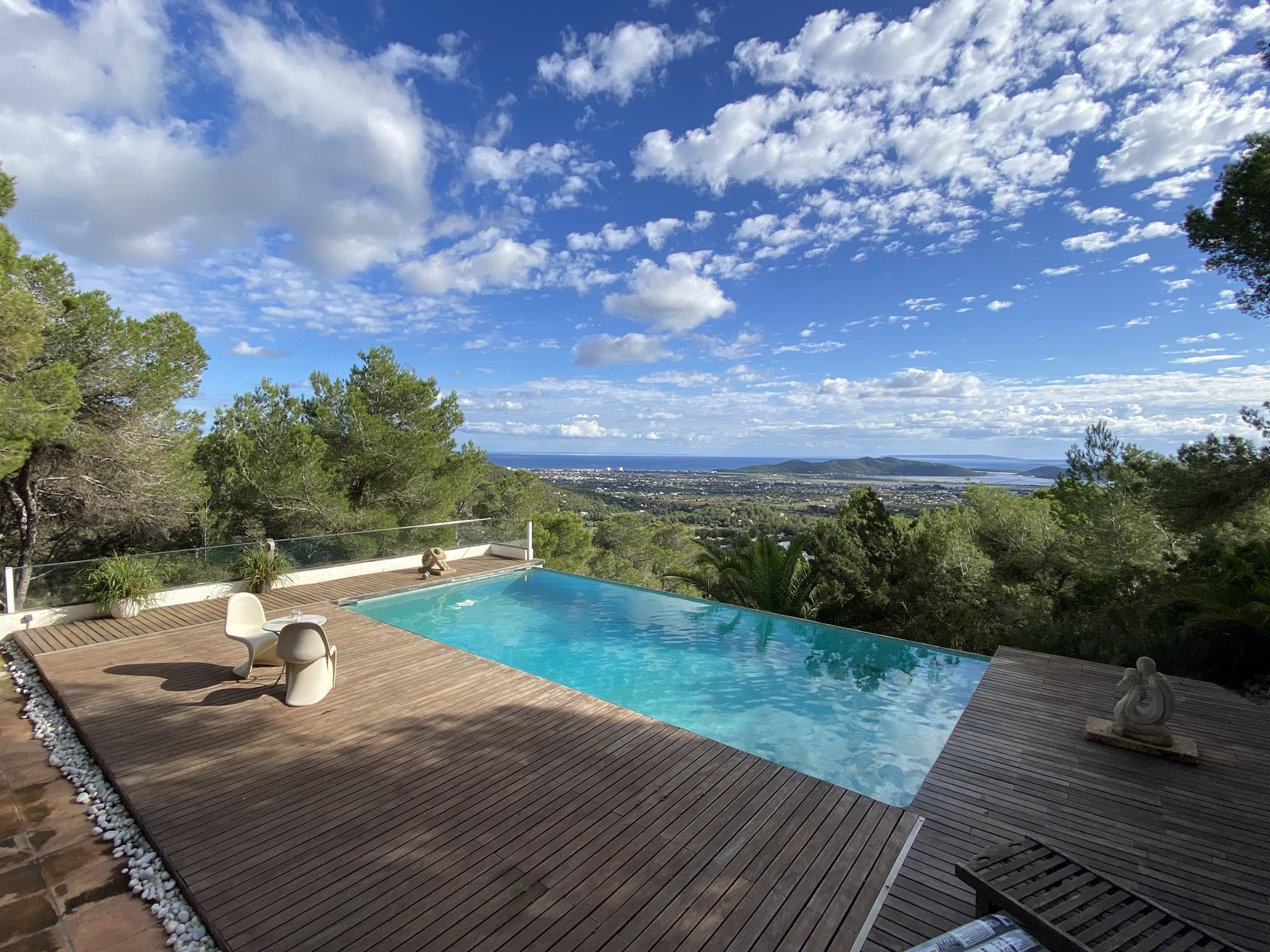 Charming villa with panoramic views of the sea and countryside
