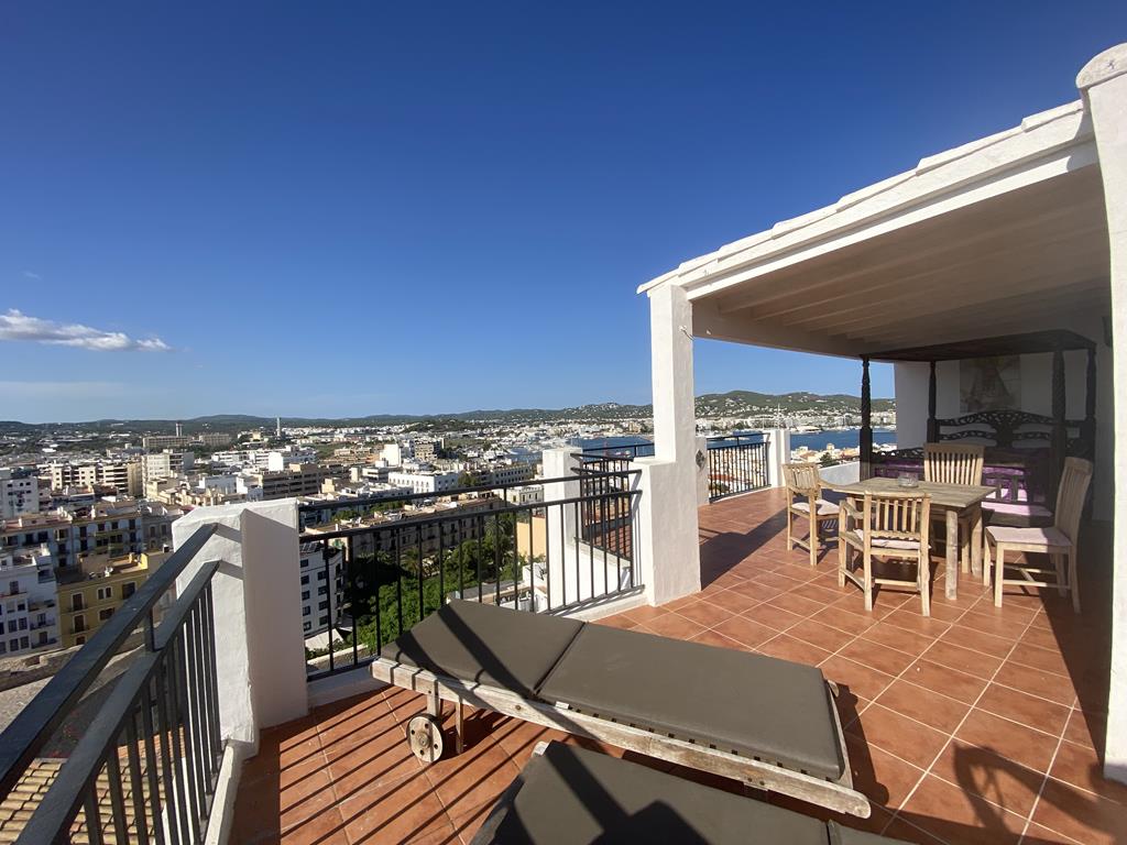 Penthouse mit privilegierter Aussicht in der Altstadt Ibizas