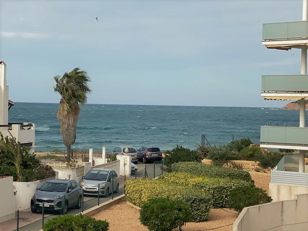 Appartement aan het strand met zijdelings uitzicht