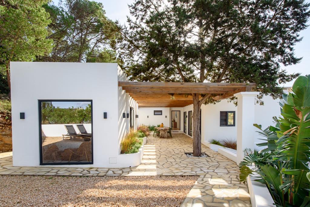 Villa rénovée moderne à vendre à Es Cubells
