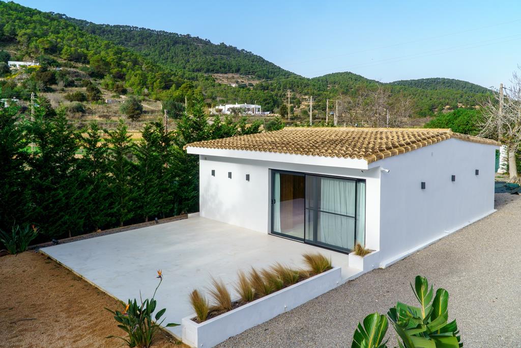 Moderne gerenoveerde villa te koop in Es Cubells