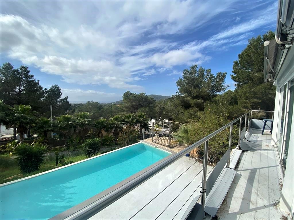 Moderne Villa mit Panoramablick auf das Meer und Salinas