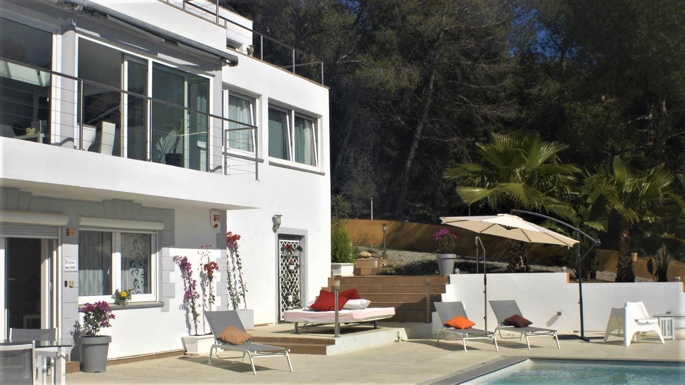 Moderne Villa mit Panoramablick auf das Meer und Salinas