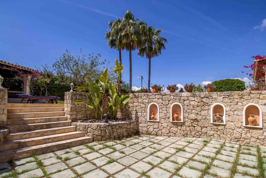Beautiful authentic finca with views of Dalt Vila and the sea