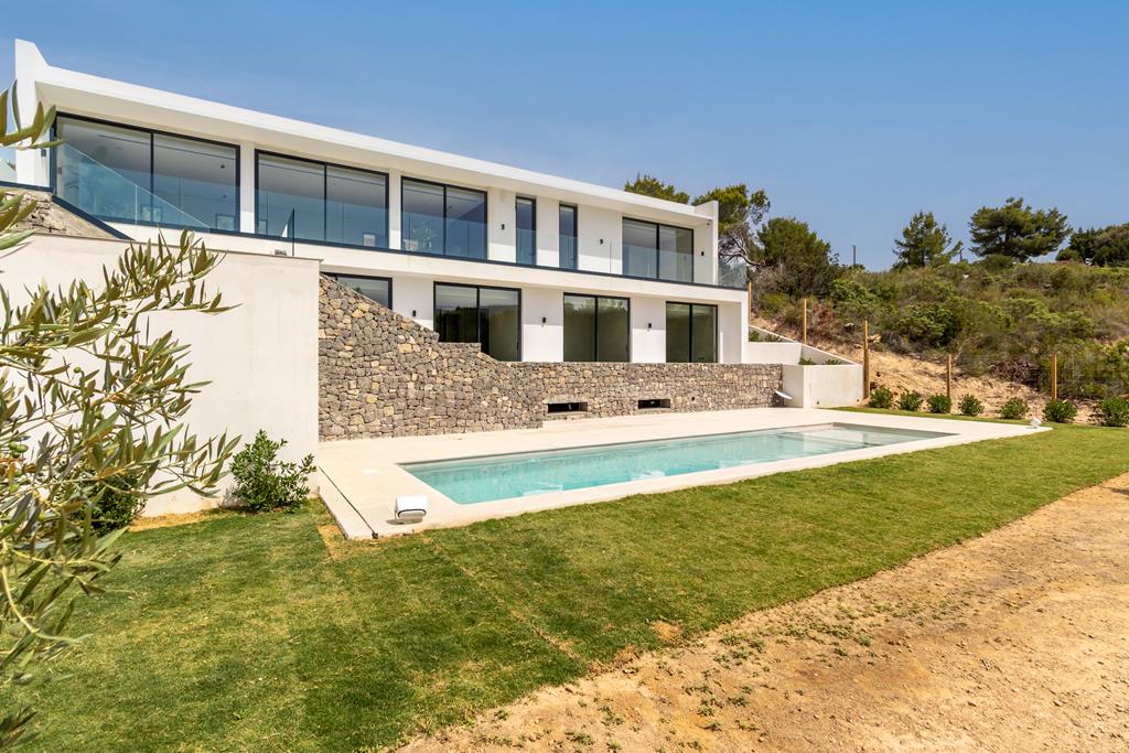 Luxe nieuwbouw villa op 400m van Cala Tarida met een fantastisch uitzicht