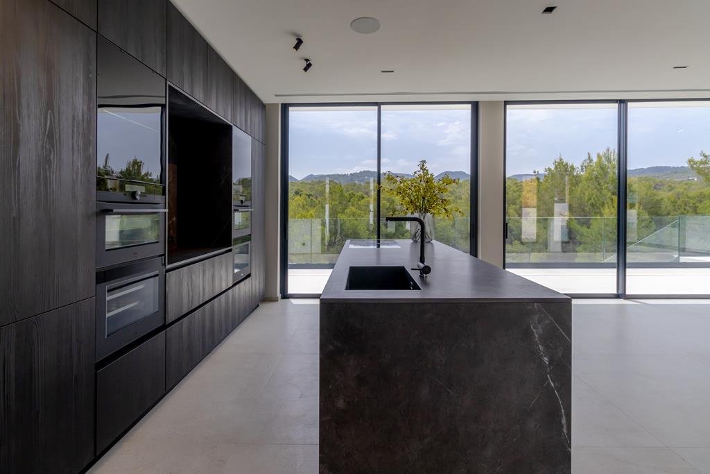 Luxe nieuwbouw villa op 400m van Cala Tarida met een fantastisch uitzicht