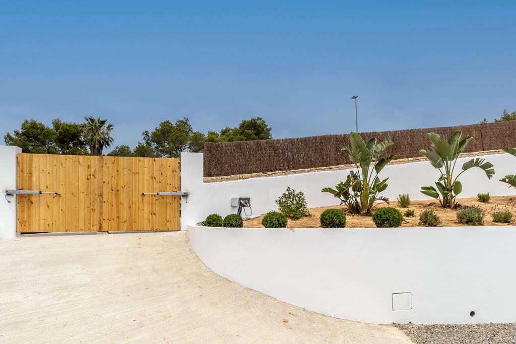 Luxuriöse Neubauvilla 400 m von Cala Tarida entfernt mit unglaublicher Aussicht