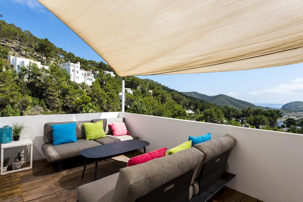Prachtige villa met uitzicht op de vallei, zee en zonsondergang met toeristenvergunning